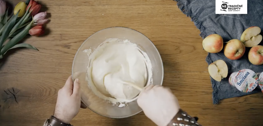 Nadýchaný jablečný krémeš s krémovou, šlehačkovou a čokoládovou vrstvou