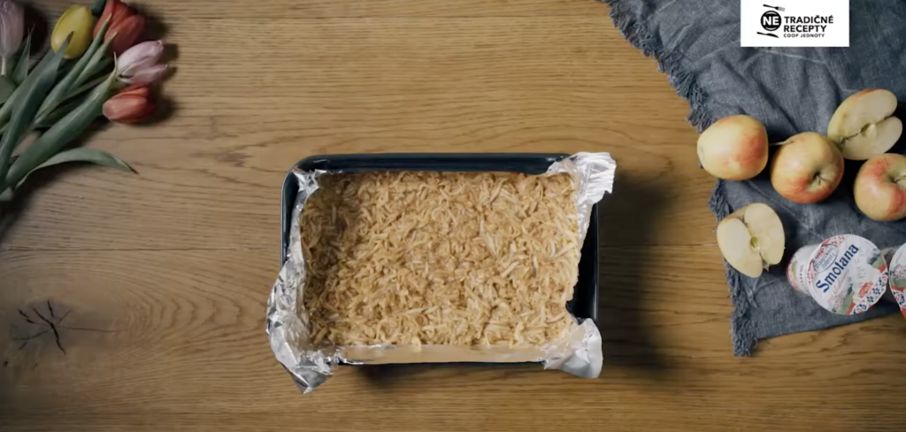 Nadýchaný jablečný krémeš s krémovou, šlehačkovou a čokoládovou vrstvou