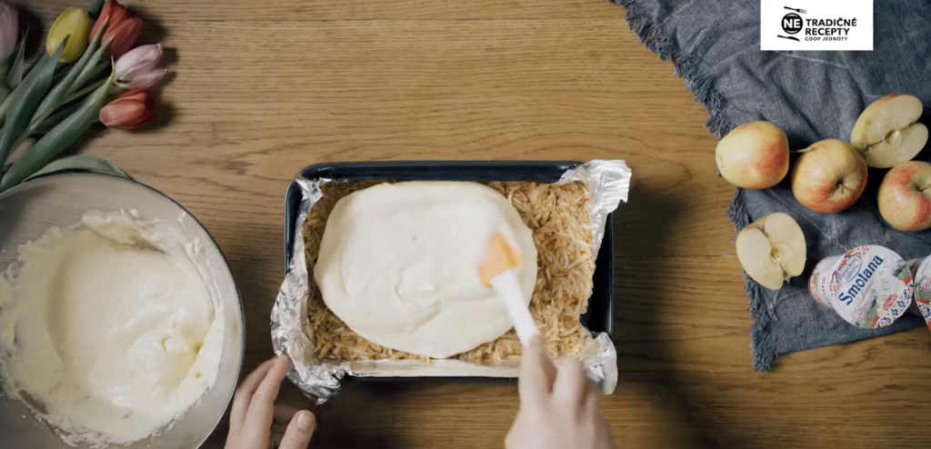 Nadýchaný jablečný krémeš s krémovou, šlehačkovou a čokoládovou vrstvou