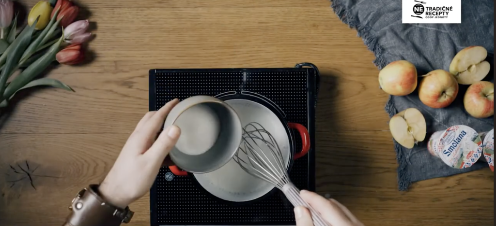 Nadýchaný jablečný krémeš s krémovou, šlehačkovou a čokoládovou vrstvou