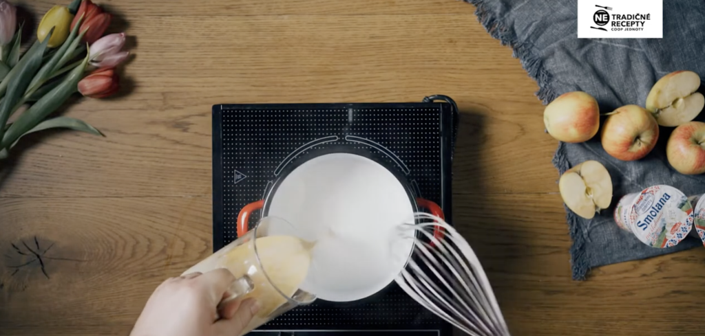 Nadýchaný jablečný krémeš s krémovou, šlehačkovou a čokoládovou vrstvou