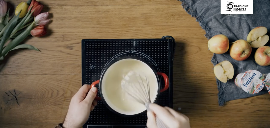 Nadýchaný jablečný krémeš s krémovou, šlehačkovou a čokoládovou vrstvou