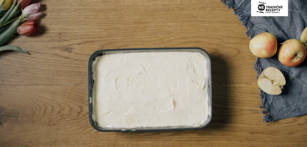 Nadýchaný jablečný krémeš s krémovou, šlehačkovou a čokoládovou vrstvou