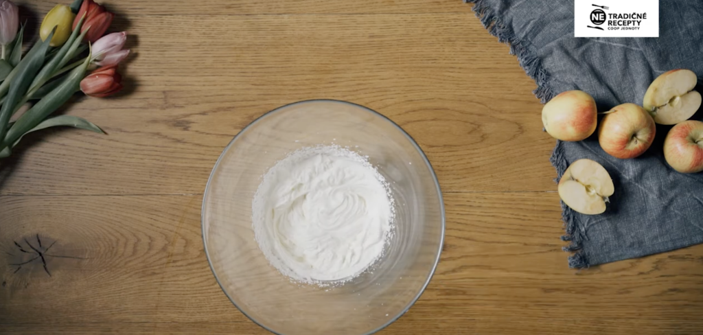 Nadýchaný jablečný krémeš s krémovou, šlehačkovou a čokoládovou vrstvou