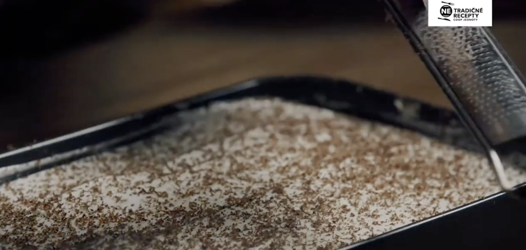 Nadýchaný jablečný krémeš s krémovou, šlehačkovou a čokoládovou vrstvou