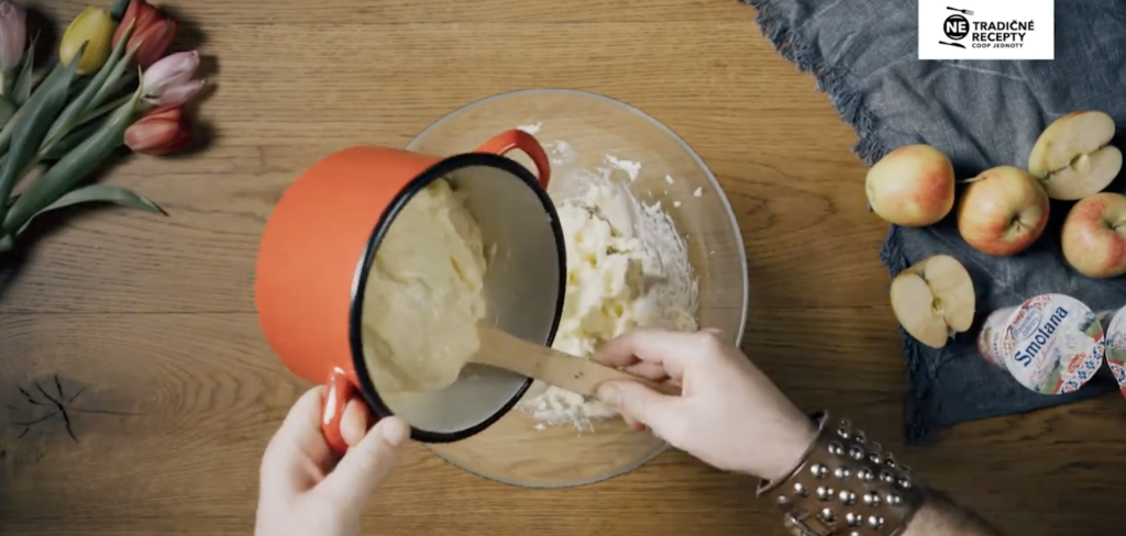 Nadýchaný jablečný krémeš s krémovou, šlehačkovou a čokoládovou vrstvou