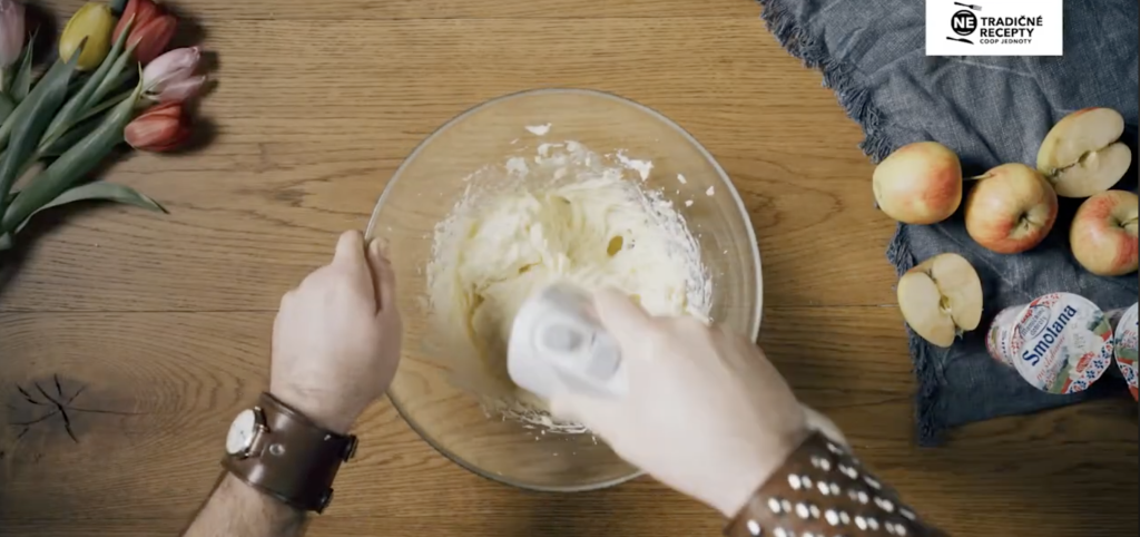 Nadýchaný jablečný krémeš s krémovou, šlehačkovou a čokoládovou vrstvou