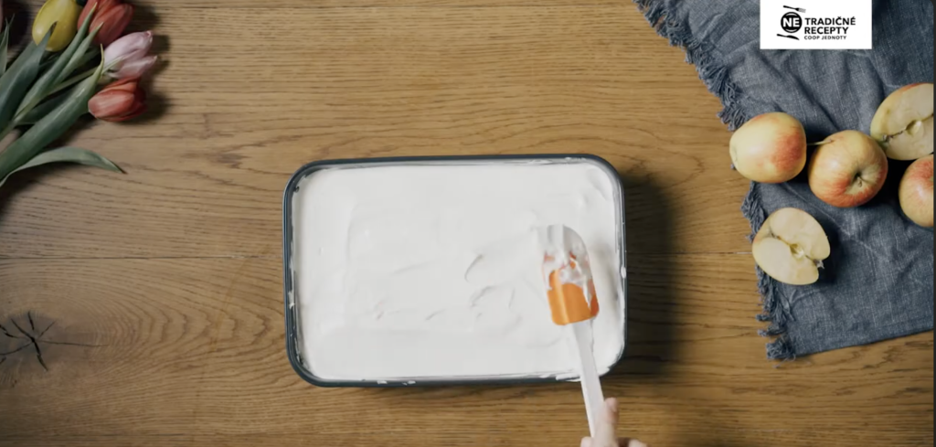 Nadýchaný jablečný krémeš s krémovou, šlehačkovou a čokoládovou vrstvou