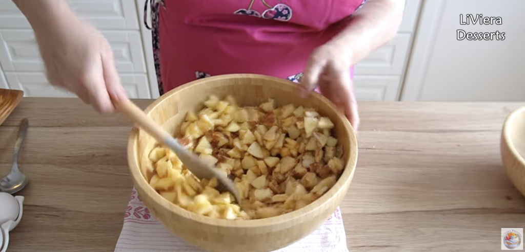 Vláčný jablečný koláč se skořicí a ořechy – snadný recept