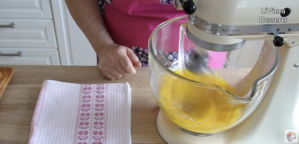 Vláčný jablečný koláč se skořicí a ořechy – snadný recept