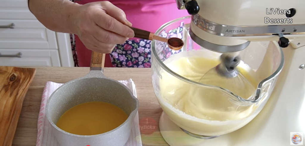 Vláčný jablečný koláč se skořicí a ořechy – snadný recept