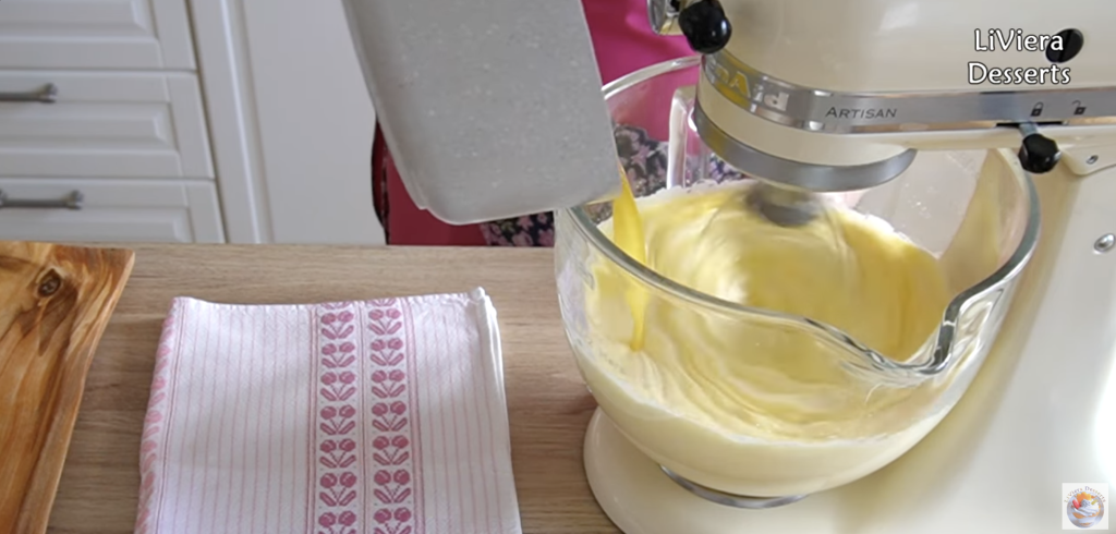 Vláčný jablečný koláč se skořicí a ořechy – snadný recept