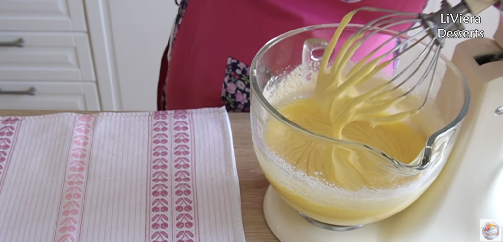 Vláčný jablečný koláč se skořicí a ořechy – snadný recept