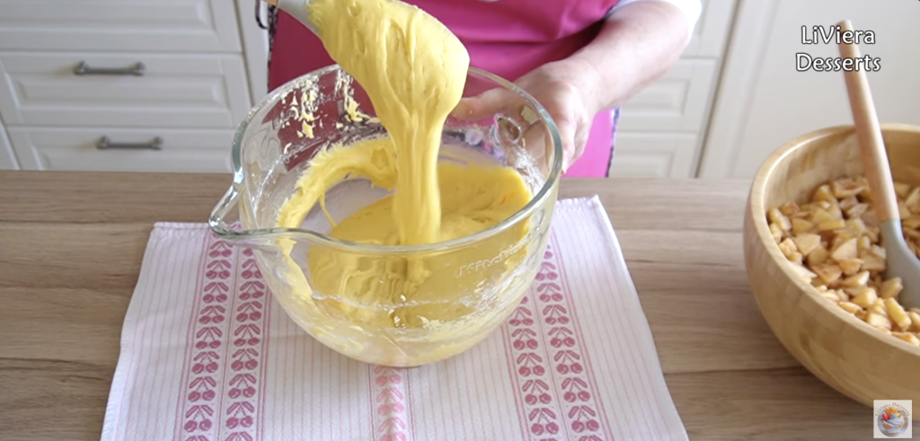 Vláčný jablečný koláč se skořicí a ořechy – snadný recept