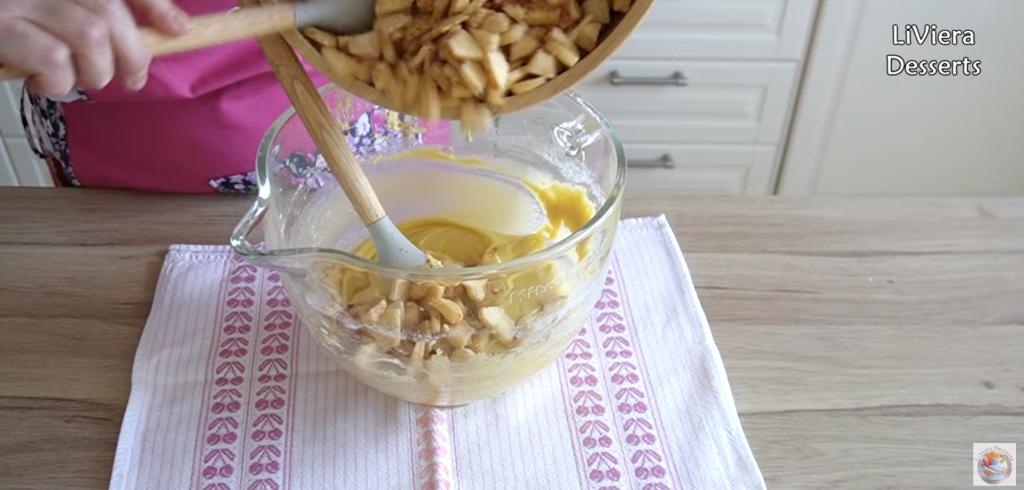 Vláčný jablečný koláč se skořicí a ořechy – snadný recept