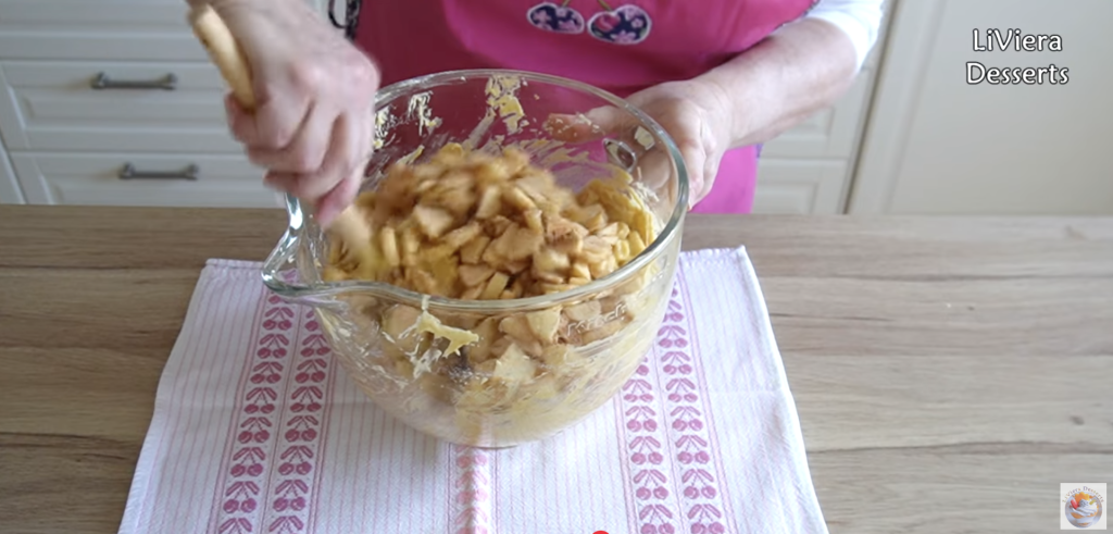 Vláčný jablečný koláč se skořicí a ořechy – snadný recept