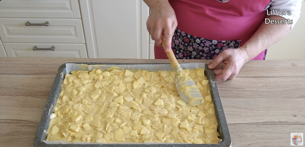 Vláčný jablečný koláč se skořicí a ořechy – snadný recept