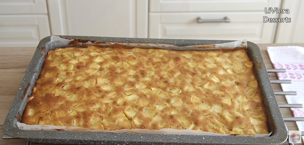 Vláčný jablečný koláč se skořicí a ořechy – snadný recept