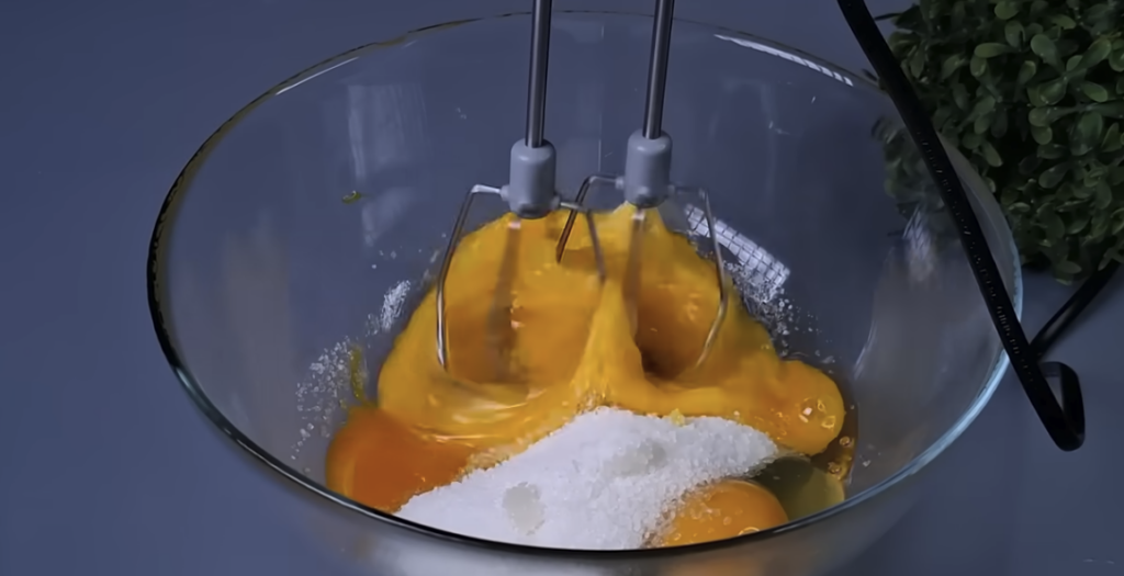 Dvoubarevný koláč s třešněmi, kokosem a čokoládovou polevou | Recept