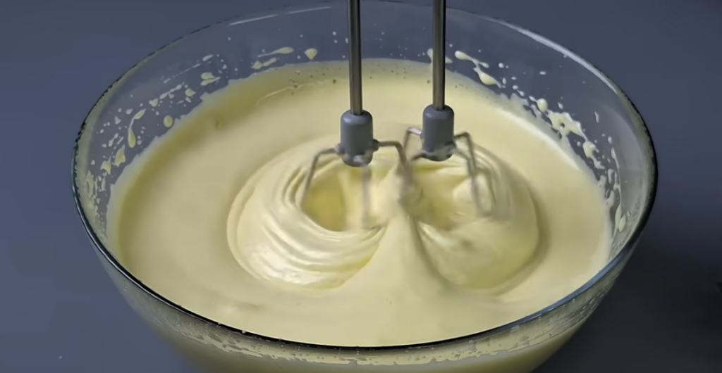 Dvoubarevný koláč s třešněmi, kokosem a čokoládovou polevou | Recept