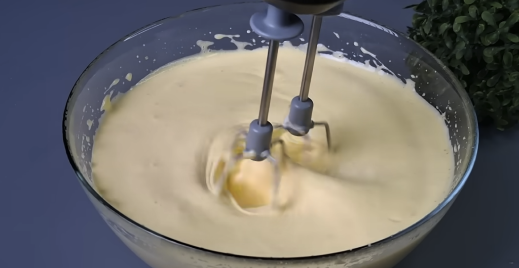 Dvoubarevný koláč s třešněmi, kokosem a čokoládovou polevou | Recept