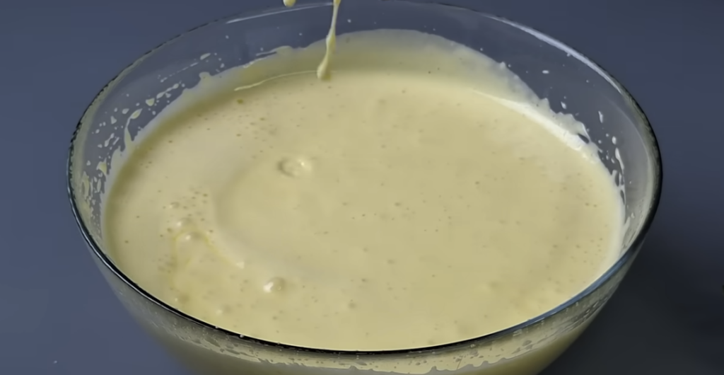 Dvoubarevný koláč s třešněmi, kokosem a čokoládovou polevou | Recept