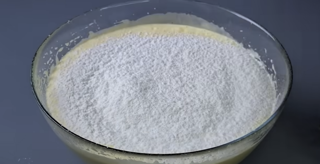 Dvoubarevný koláč s třešněmi, kokosem a čokoládovou polevou | Recept