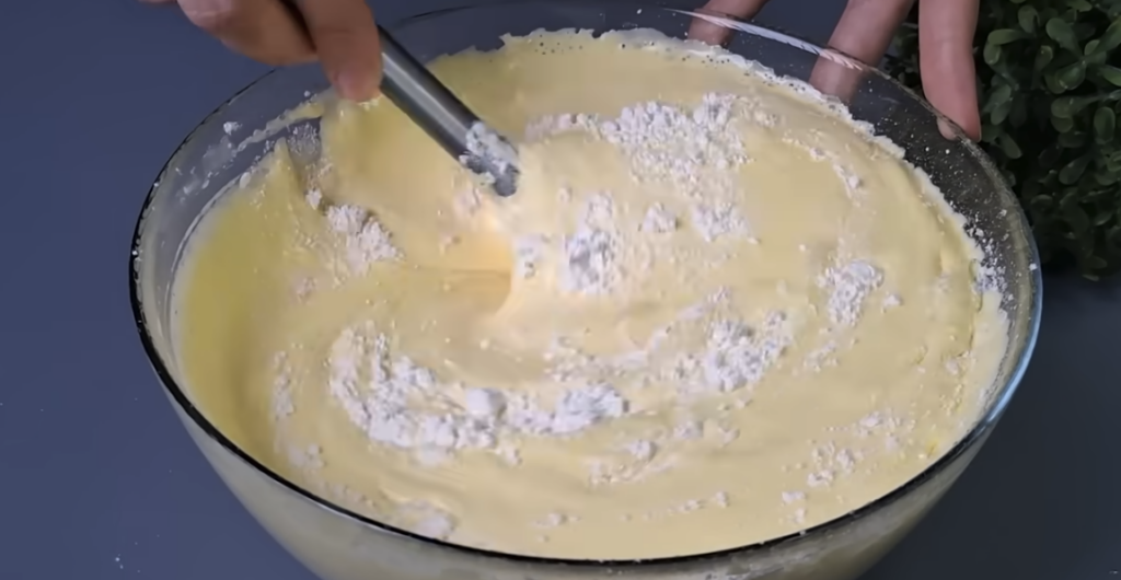 Dvoubarevný koláč s třešněmi, kokosem a čokoládovou polevou | Recept