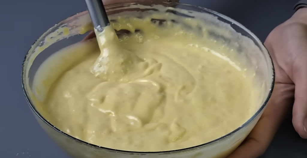 Dvoubarevný koláč s třešněmi, kokosem a čokoládovou polevou | Recept