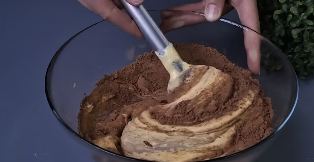 Dvoubarevný koláč s třešněmi, kokosem a čokoládovou polevou | Recept