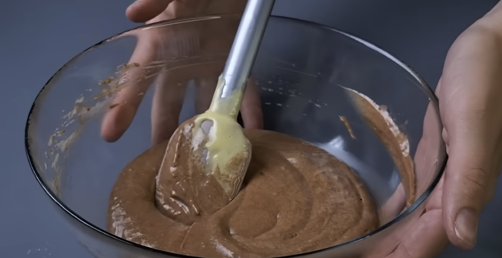 Dvoubarevný koláč s třešněmi, kokosem a čokoládovou polevou | Recept
