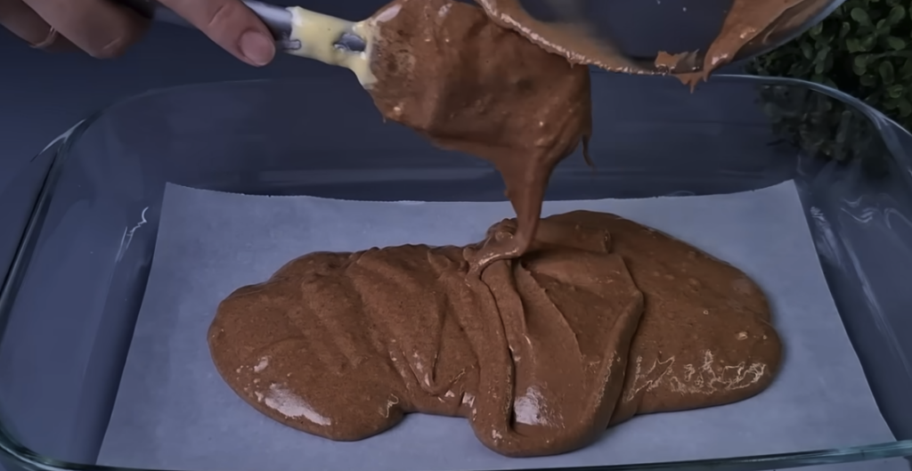 Dvoubarevný koláč s třešněmi, kokosem a čokoládovou polevou | Recept