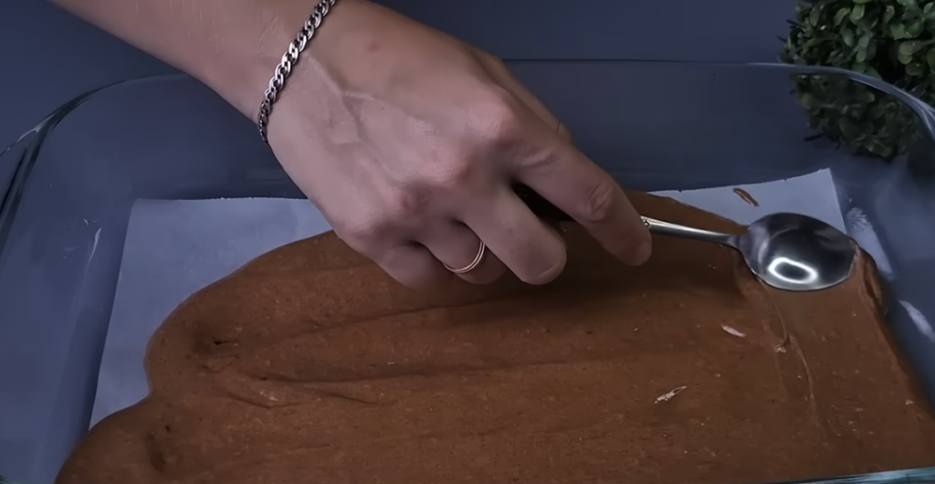 Dvoubarevný koláč s třešněmi, kokosem a čokoládovou polevou | Recept