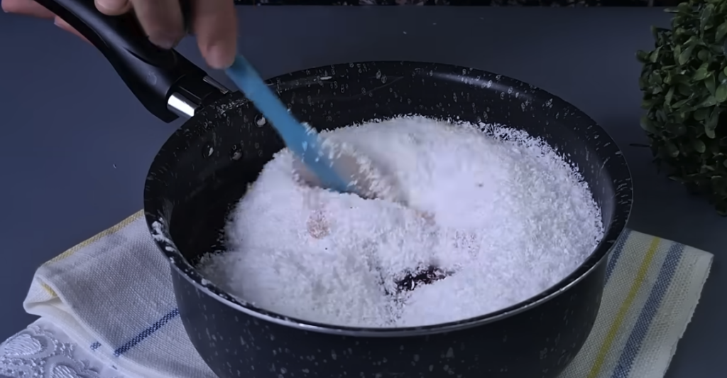 Dvoubarevný koláč s třešněmi, kokosem a čokoládovou polevou | Recept