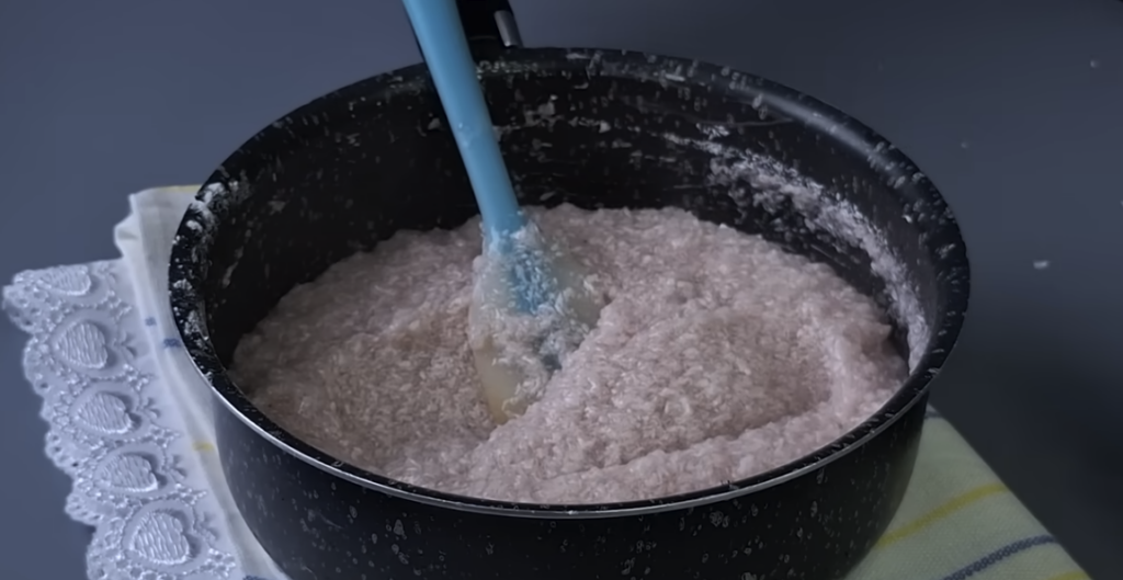 Dvoubarevný koláč s třešněmi, kokosem a čokoládovou polevou | Recept