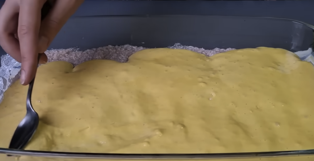 Dvoubarevný koláč s třešněmi, kokosem a čokoládovou polevou | Recept