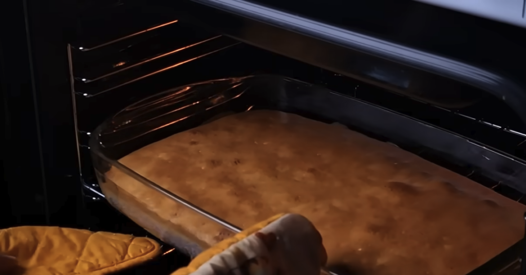 Dvoubarevný koláč s třešněmi, kokosem a čokoládovou polevou | Recept