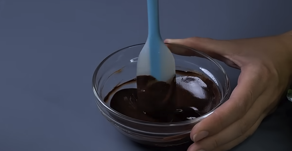 Dvoubarevný koláč s třešněmi, kokosem a čokoládovou polevou | Recept