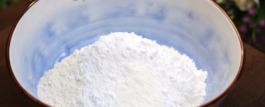 Meruňkový koláč s karamelizovanými meruňkami a máslovou drobenkou