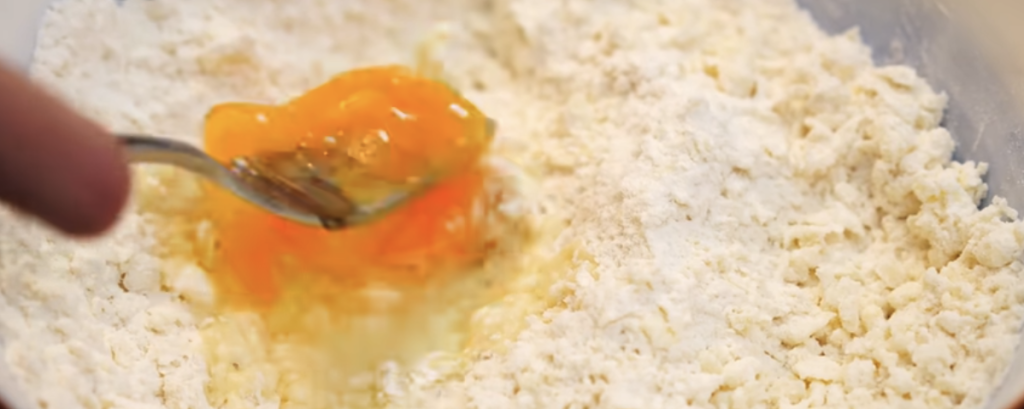 Meruňkový koláč s karamelizovanými meruňkami a máslovou drobenkou