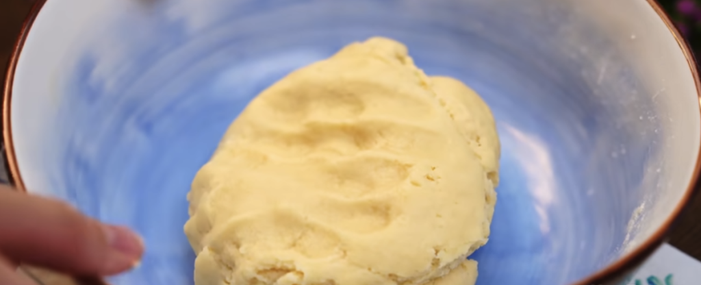 Meruňkový koláč s karamelizovanými meruňkami a máslovou drobenkou