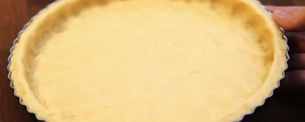 Meruňkový koláč s karamelizovanými meruňkami a máslovou drobenkou