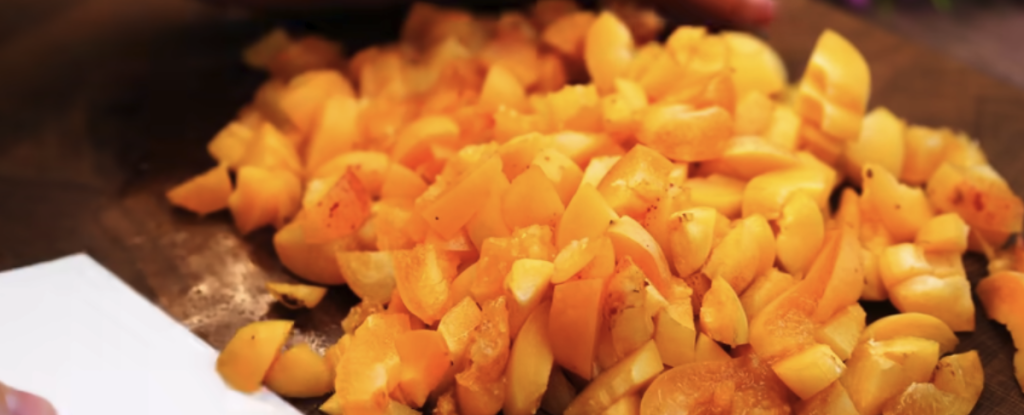 Meruňkový koláč s karamelizovanými meruňkami a máslovou drobenkou