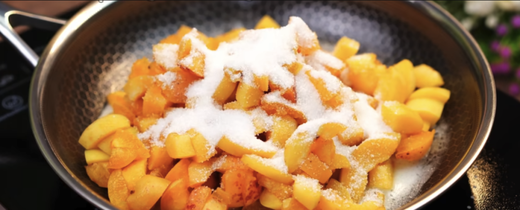 Meruňkový koláč s karamelizovanými meruňkami a máslovou drobenkou