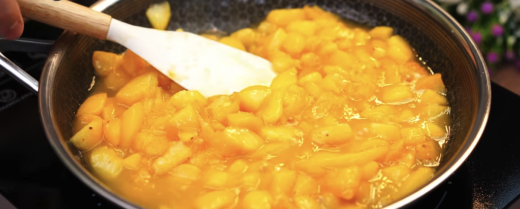 Meruňkový koláč s karamelizovanými meruňkami a máslovou drobenkou