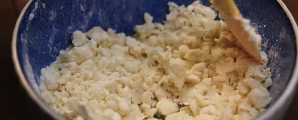 Meruňkový koláč s karamelizovanými meruňkami a máslovou drobenkou