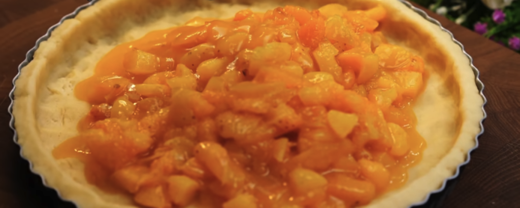 Meruňkový koláč s karamelizovanými meruňkami a máslovou drobenkou