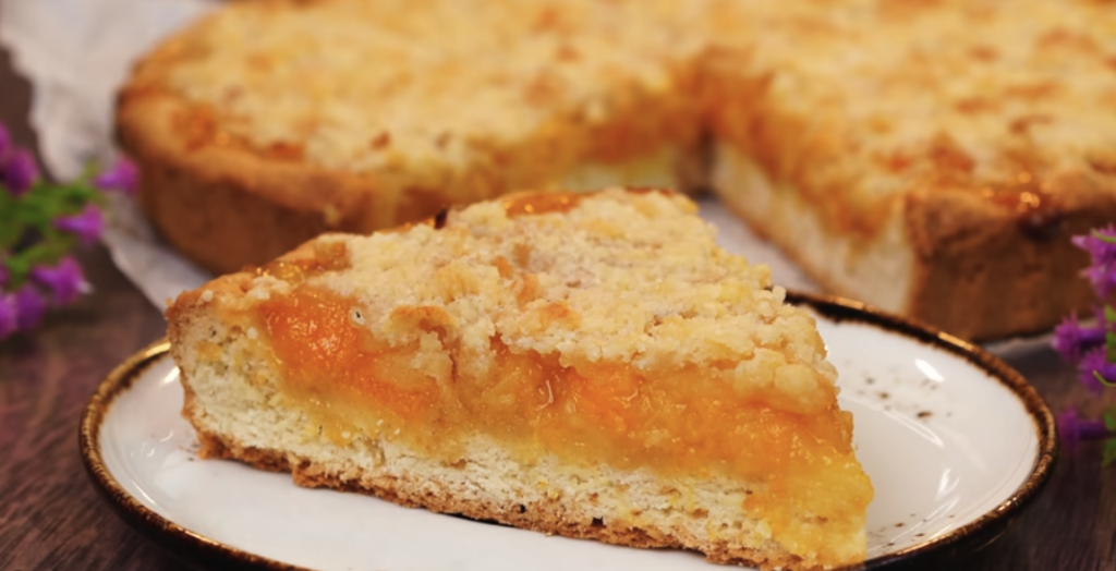 Meruňkový koláč s karamelizovanými meruňkami a máslovou drobenkou