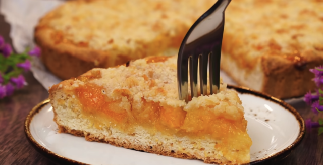 Letní meruňkový koláč s máslovou drobenkou a karamelizovaným ovocem