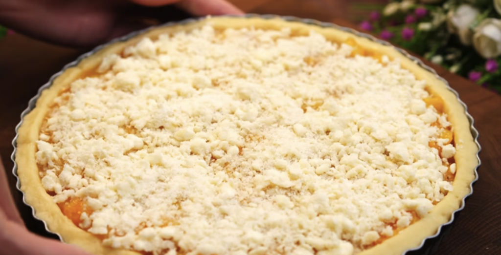 Meruňkový koláč s karamelizovanými meruňkami a máslovou drobenkou